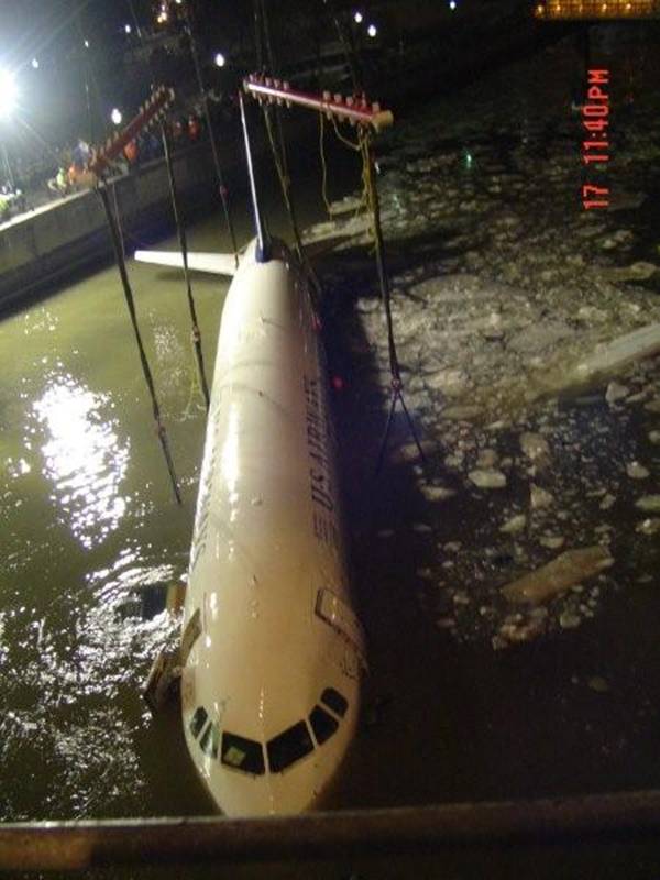 Hudson river plane crash. Аварийная посадка a320 на Гудзон. Airbus a320 Гудзон. 1549 Самолет Гудзон. Река Гудзон в Нью-Йорке самолет крушение.